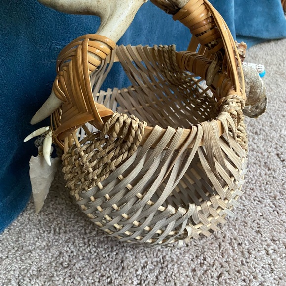 Handmade antler handle basket - Picture 7 of 12